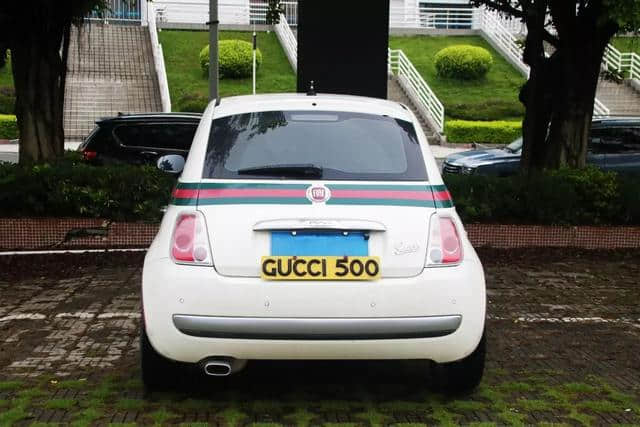 这辆菲亚特小车价格直逼smart，就因有这条Gucci条幅？