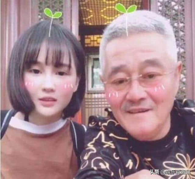 62岁赵本山现身，满头白发与儿女合影，仨人的模样引起所有人注意