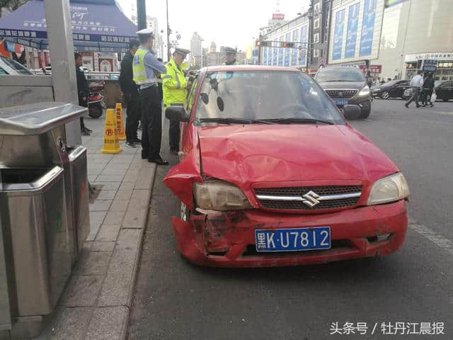 两车相碰 羚羊车司机弃车离开