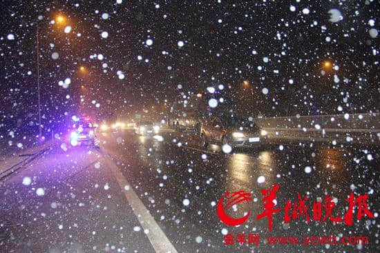春运首日：广乐高速飘中雪 部分路段积雪超3厘米