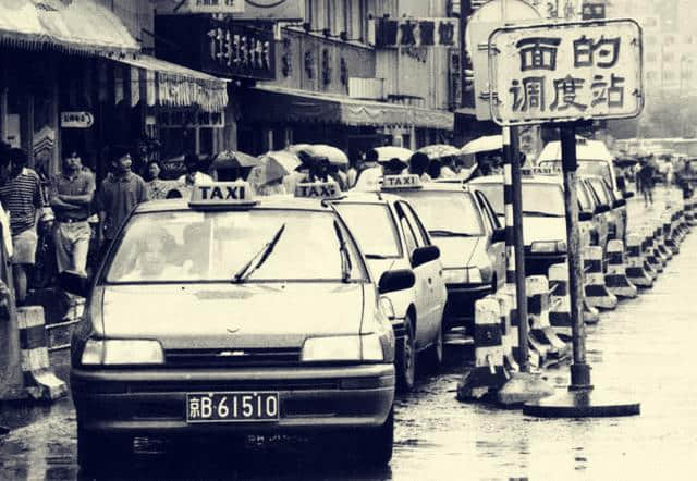 夏利，90年代出租车主力，也是当时中国家庭的第一辆私家车
