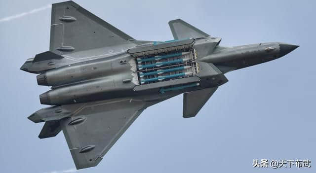 搭配歼-20，射程达200公里，霹雳-15能否称为现役最强空空导弹？