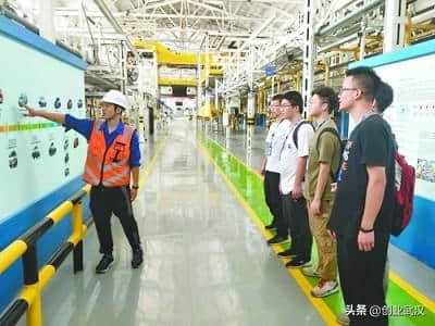 武汉理工大学汽车工程学院学生赴柳州 探五菱汽车 话未来发展