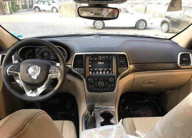 2017款Jeep大切诺基中东版，对比中规价格低，配置这几项有优势