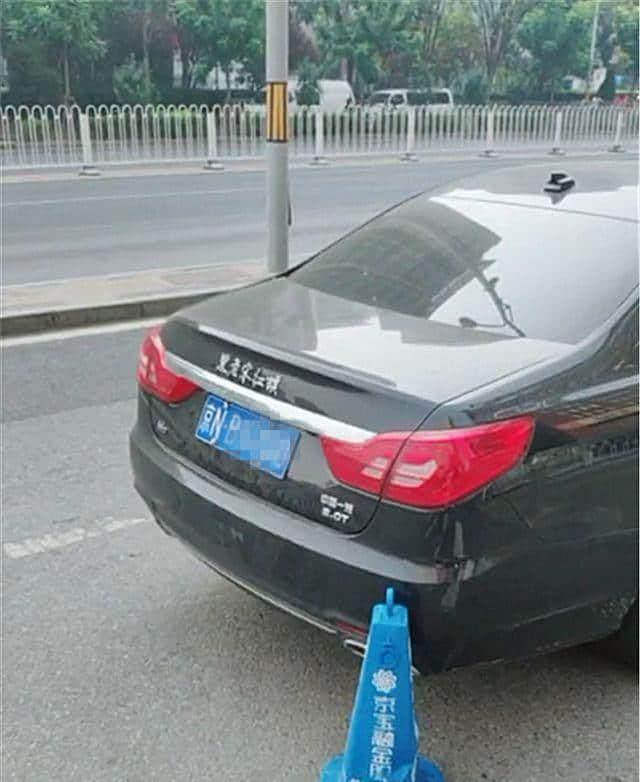 北京街头现身一辆红旗H7，却引起路人围观？就因为车尾这五个字！