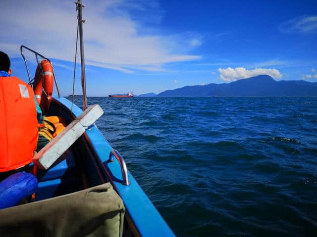 毕业了去深圳的隐世小岛度假吧，海水清澈，可以潜入海底与鱼同乐
