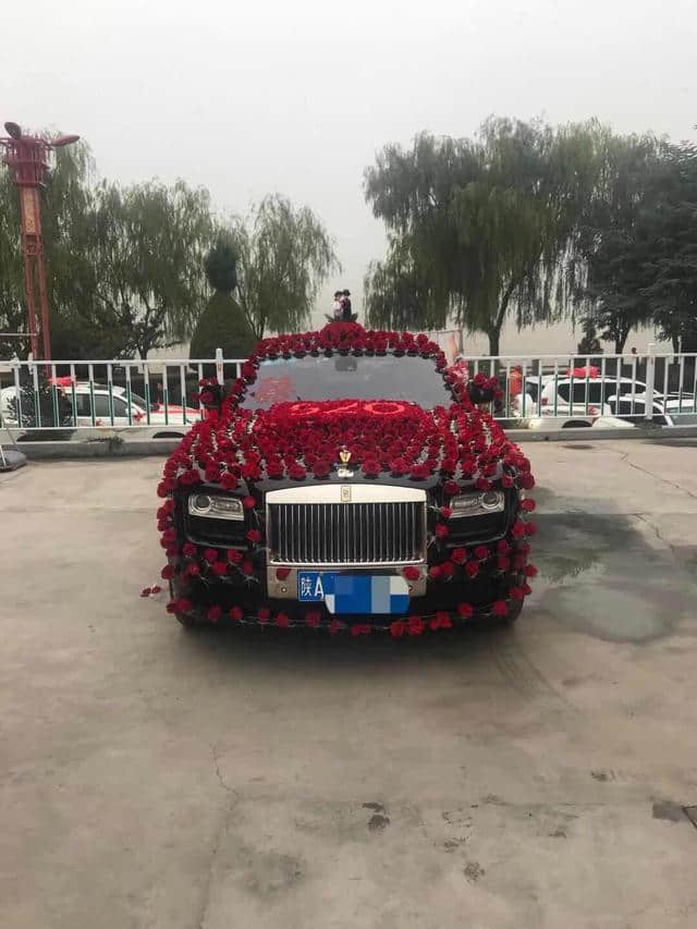 七千块租辆古斯特婚车，新郎用一千二百朵玫瑰布置出雷人花车造型