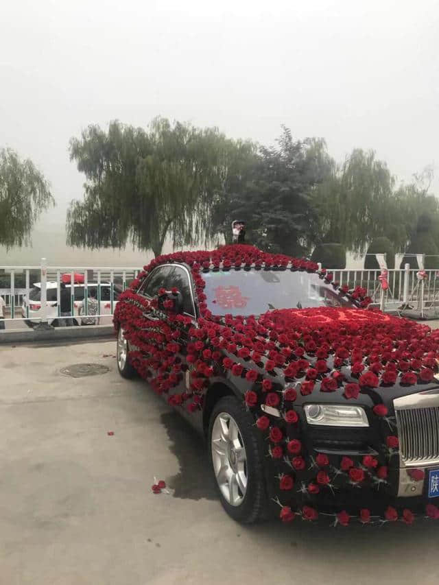 七千块租辆古斯特婚车，新郎用一千二百朵玫瑰布置出雷人花车造型