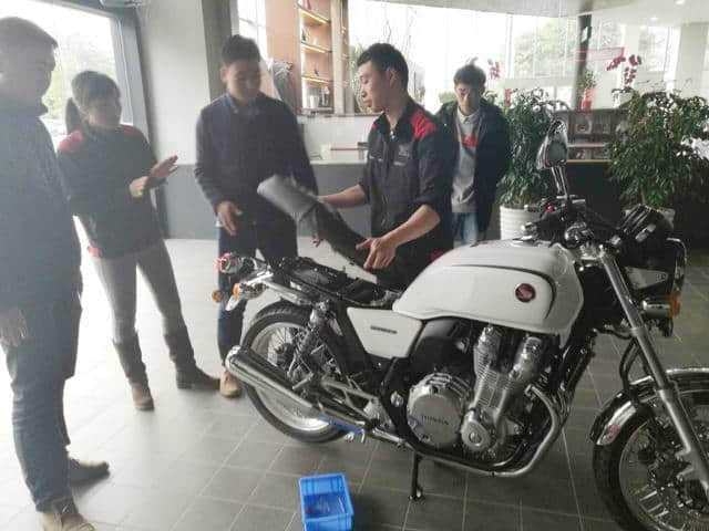 广东第一台本田CB1100（白色）车主今天诞生啦！