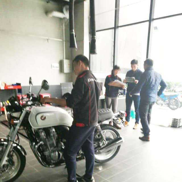 广东第一台本田CB1100（白色）车主今天诞生啦！