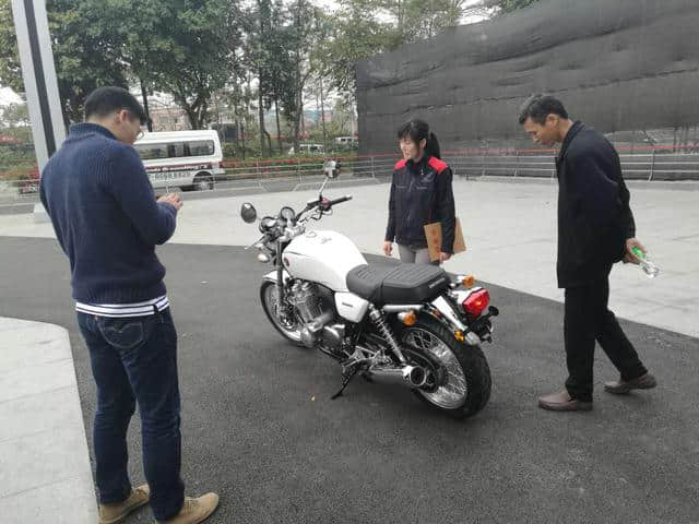 广东第一台本田CB1100（白色）车主今天诞生啦！