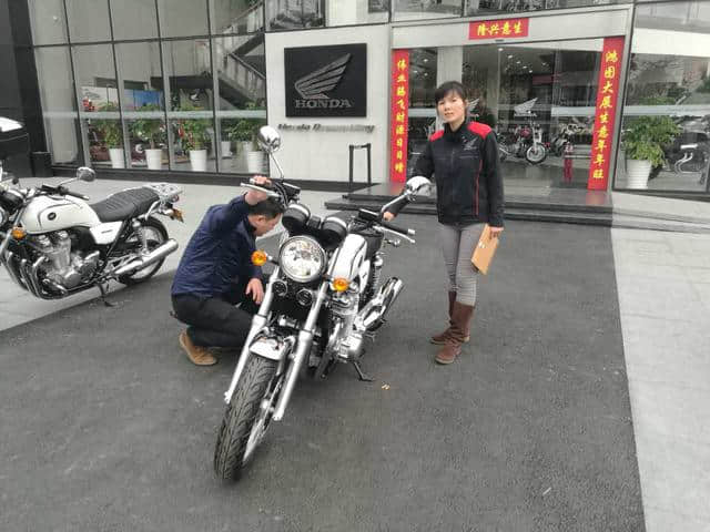 广东第一台本田CB1100（白色）车主今天诞生啦！