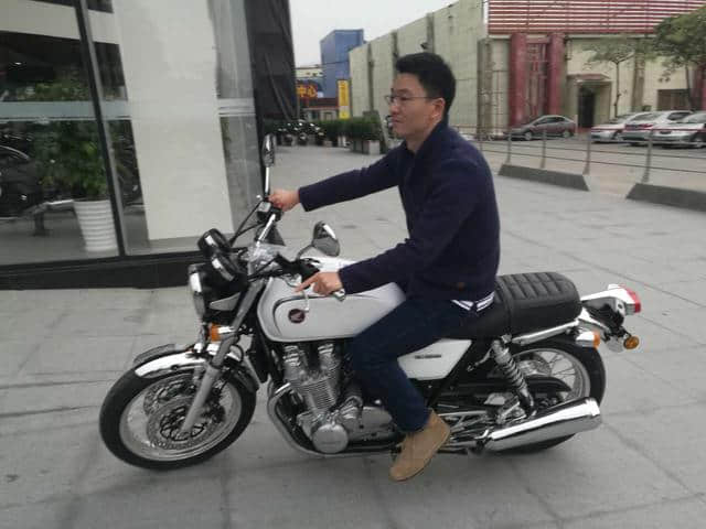 广东第一台本田CB1100（白色）车主今天诞生啦！