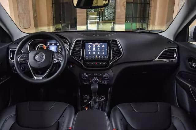 新款Jeep自由光 驾驶舒适操控性强 价格低于20万