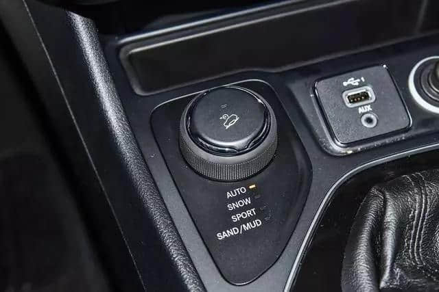 新款Jeep自由光 驾驶舒适操控性强 价格低于20万