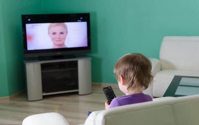孩子从小看电视和不看电视，长大后这三点真不一样，家长别忽视