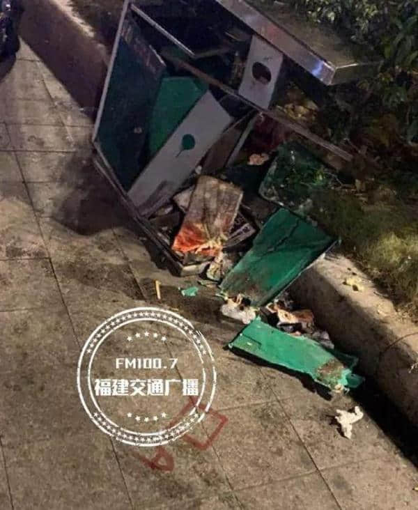 太可怕！昨晚一奔驰在福州闹市区横冲直撞！行道树惨遭“截肢”，垃圾桶都撞烂了
