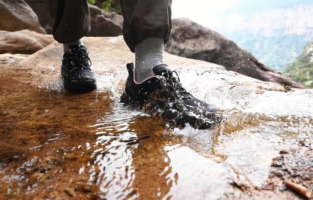 爬山涉水，无路可挡，探路者GORE-TEX专业徒步鞋测评