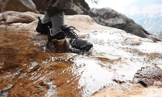 爬山涉水，无路可挡，探路者GORE-TEX专业徒步鞋测评