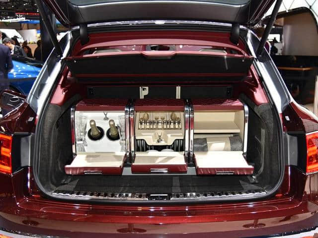 宾利首款插混SUV，3.0T+电动机，零百加速5.5S，售价再创新低