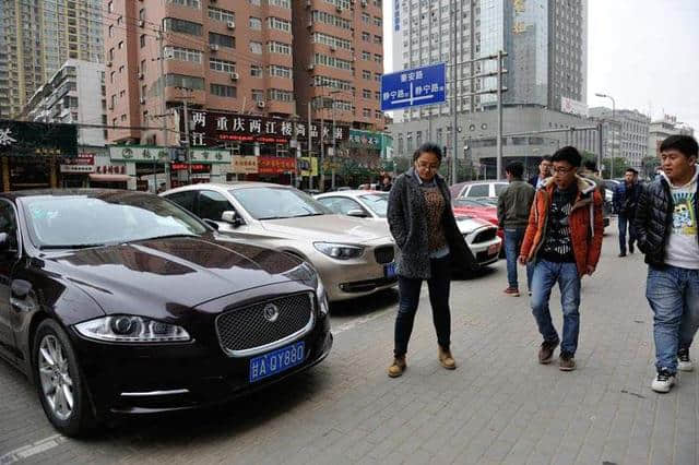 北京酒吧门口偶遇300多万宾利，看到车主容貌时，没想到比网红还美