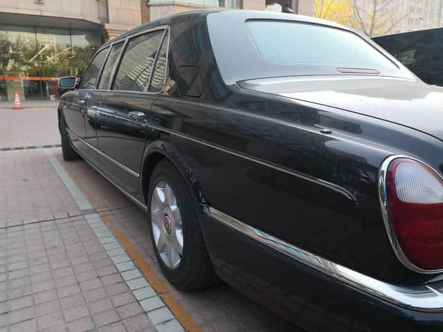 京A8车牌加长宾利，当年在北京能抵10套房，车主是女富豪