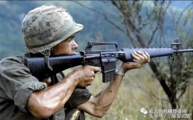 辟谣：M16在越南战场烂到让美军丢了去捡AK47吗？
