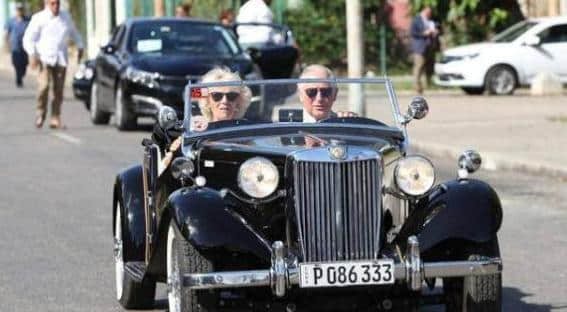 查尔斯王子和卡米拉开着一辆老式MG TD轿车在哈瓦那街头巡游