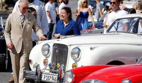 查尔斯王子和卡米拉开着一辆老式MG TD轿车在哈瓦那街头巡游