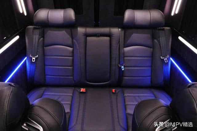 蓝牌C本能开，依维柯九座豪华商务车，配置丰富，座椅是真够宽大