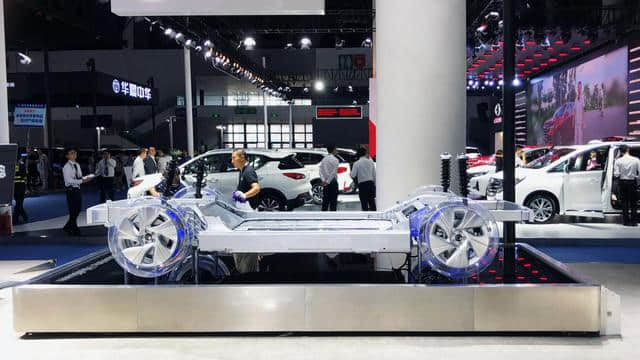 广汽新能源Aion LX成都亮相，两驱和四驱版预售25万和30万起