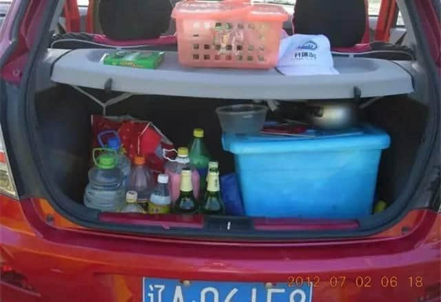 老汉把小车改装成床车，5年10万公里走遍中国