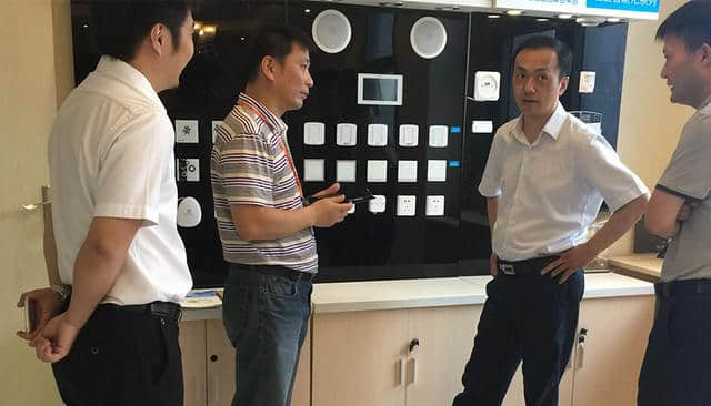 安徽广电传媒集团总经理鼓励创新，参观广行物联智慧家庭体验中心