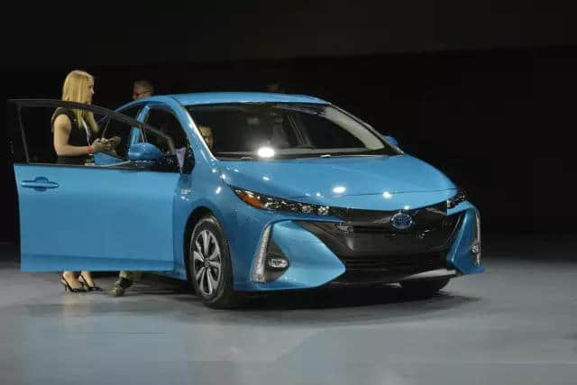 丰田纽约车展推出了新混合动力科技的普锐斯，百公里油耗1.4L