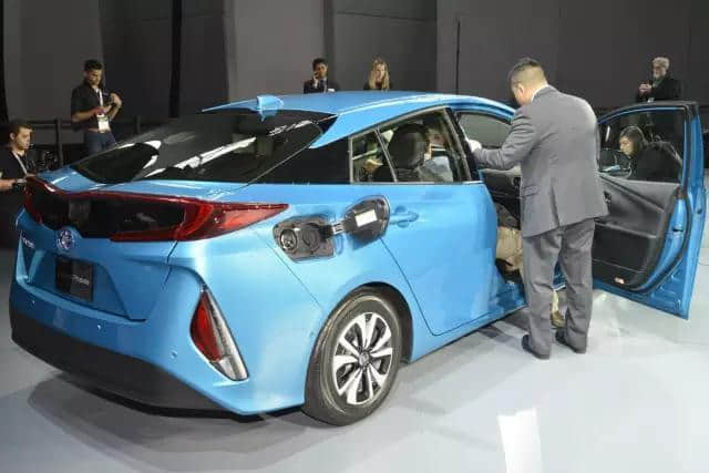 丰田纽约车展推出了新混合动力科技的普锐斯，百公里油耗1.4L