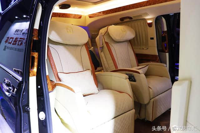 广州车展土豪一次提走三辆百万元奔驰V级商务车，理由是买面子