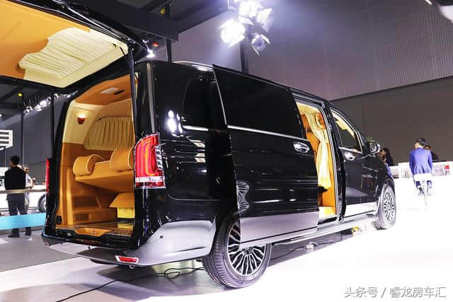 广州车展土豪一次提走三辆百万元奔驰V级商务车，理由是买面子