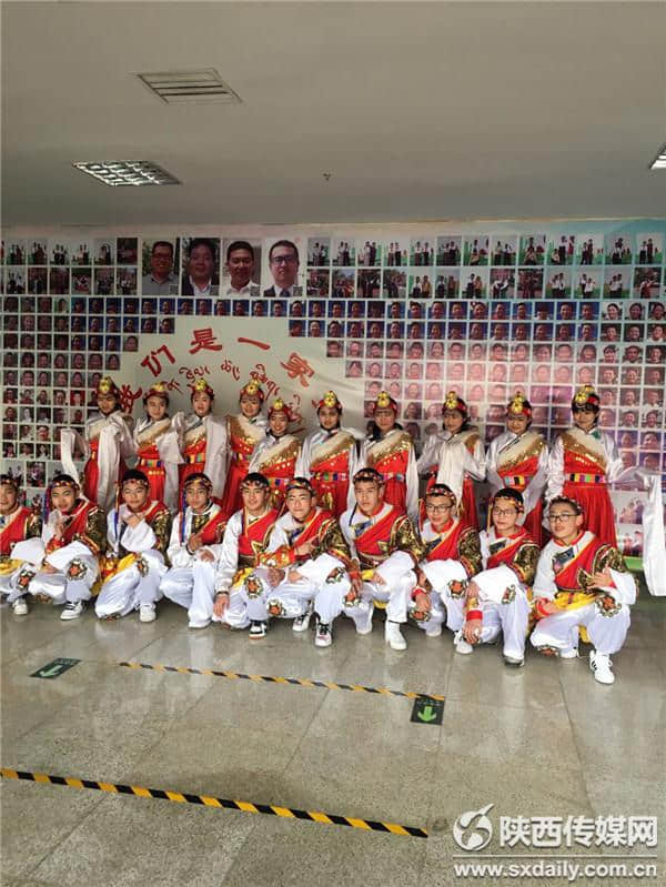 西安市浐灞第一中学师生欢度藏历土猪新年