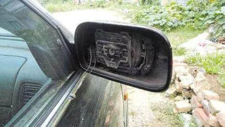 小偷盗了8辆汽车后视镜后留下QQ号……见到这种纸条车主一定要报警！