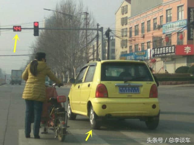 奇瑞QQ冒充观光车，直行不看红绿灯，大货车不让路，奇瑞只好停车
