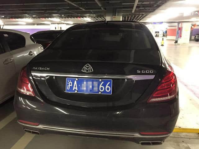 王思聪的迈巴赫S，顶配的，288万，是他名下最便宜的车