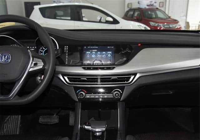 新款长安逸动EV460新能源汽车上市，续航能力增加，价格不到13万