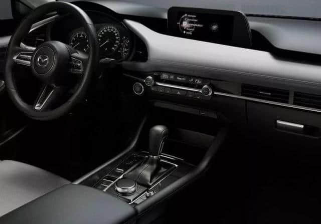 富豪专用座驾迈巴赫S680Pullman，售价超过千万，全球限量30台