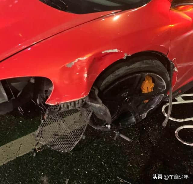 某网红开400万迈凯伦650S失控冲向护栏，车头受损严重……