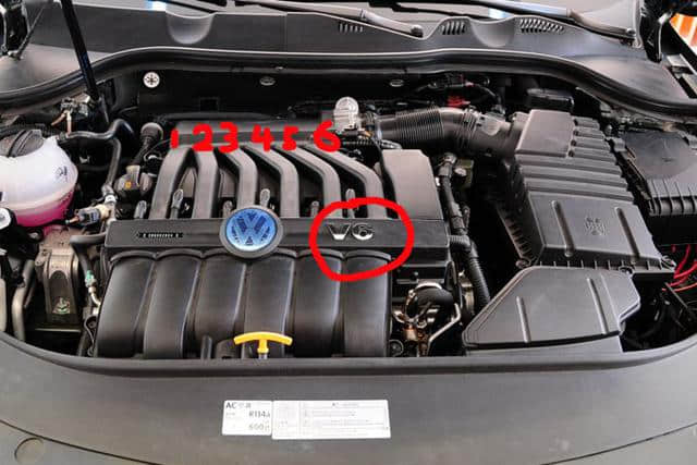 迈腾车尾是V6标志，但发动机确是直列6缸的排列方式