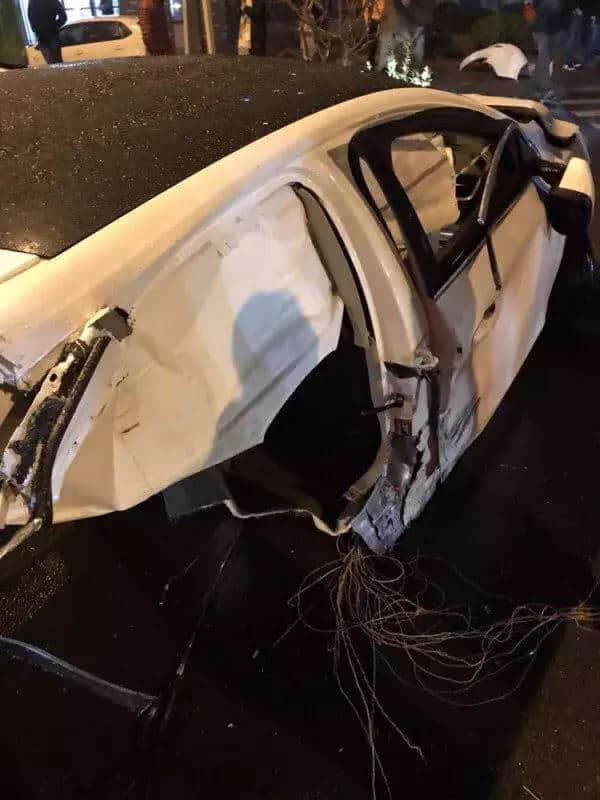 沃尔沃V40被撞碎，如何选择安全的汽车？