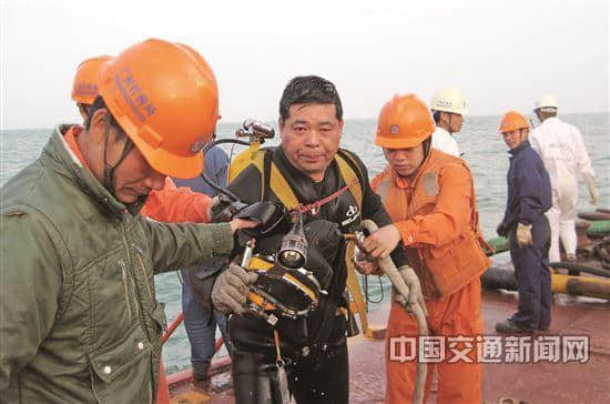 忠肝义胆铸大海勇士——记广州打捞局高级潜水员钟海锋