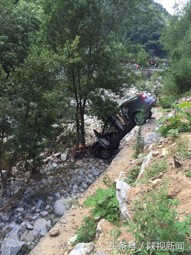 长安区大峪口一辆轿车冲入河堤 四人受伤