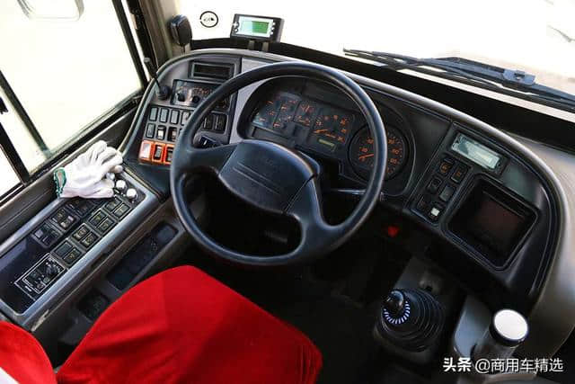 国内唯一搭载19升V10引擎的豪华大巴 逐步消失的广州五十铃Gala