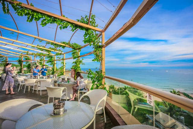 如何打开三亚浪漫的一面？坐拥270度海景的海鲜餐厅，了解一下